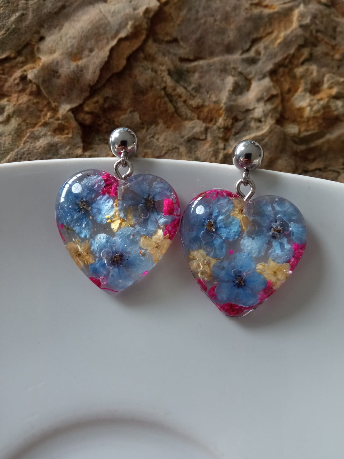 Pendientes de flores en forma de corazón, hechos con flores de no me olvides