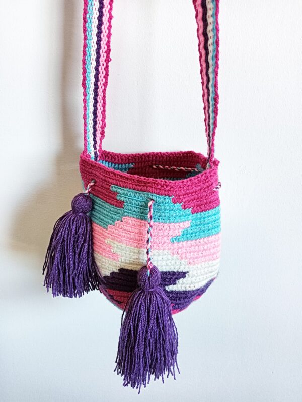 Bolso wayuú hecho a mano por indígenas de la Guajira, en Colombia