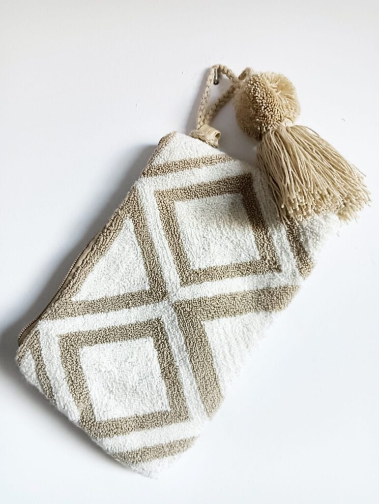 Clutch hecho a mano por indígenas wayuú de Colombia