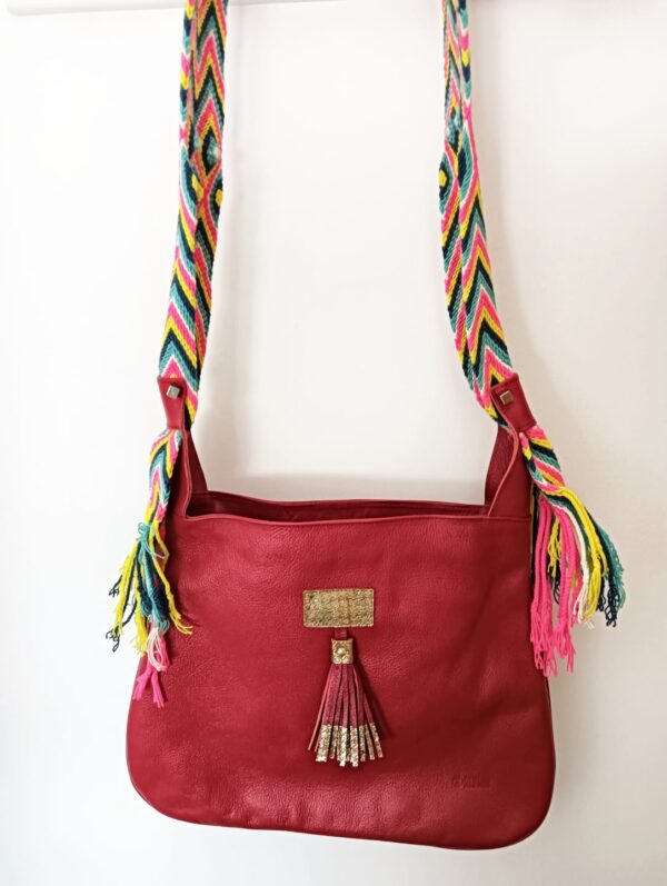 Mochila color roja hecha en piel y tejido