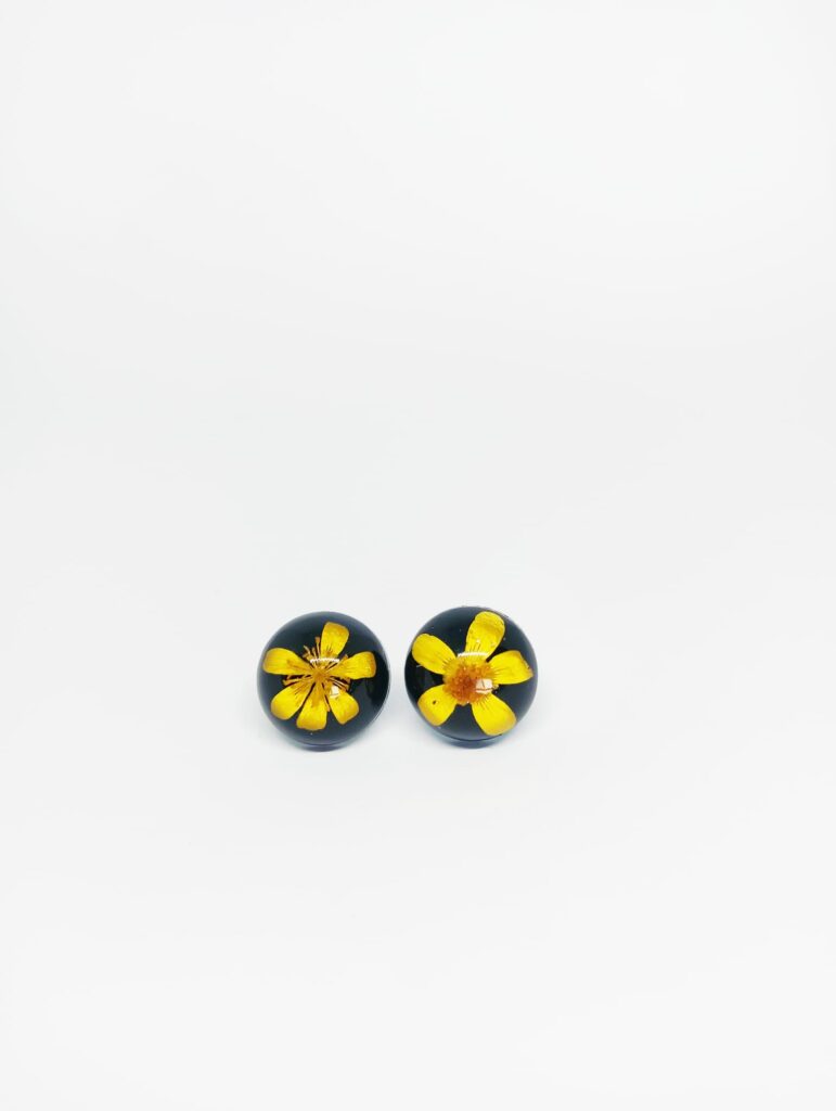 pendientes hechos a mano en flores amarillas y resina