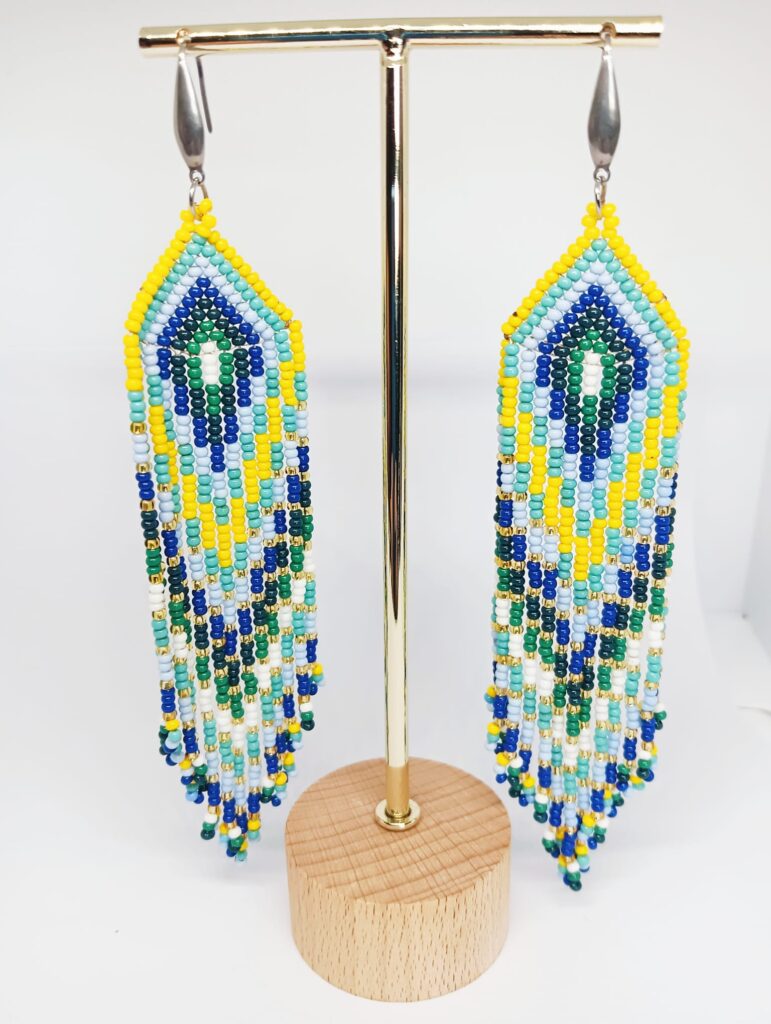 pendientes en cuentas de colores, en forma de cascada, hechos por indígenas colombianos