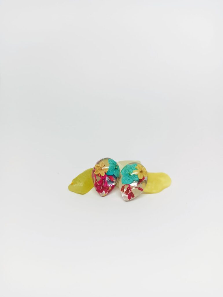 pendientes en forma de gota con flores naturales y resina